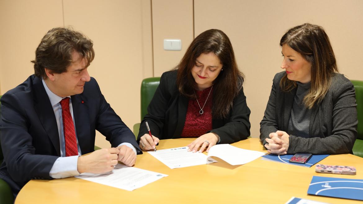 Momento de la firma del acuerdo
