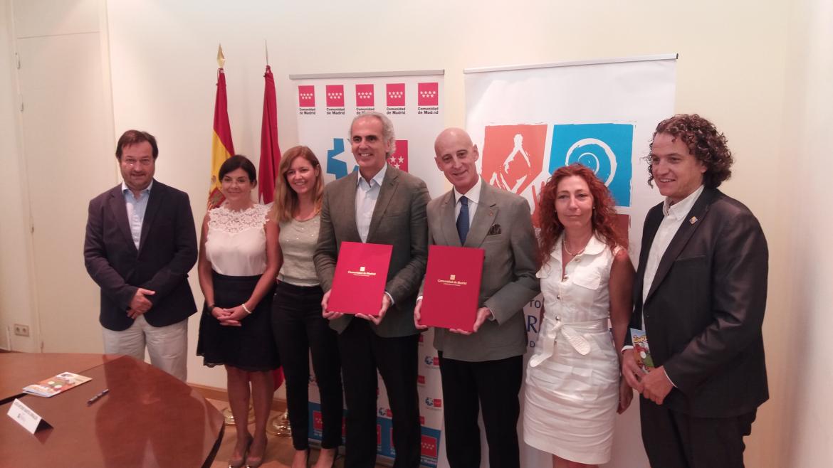 Sanidad lanza la iniciativa “Cuida tu espalda” a través de talleres con pacientes Asistentes al acto de firma del acuerdo con el Colegio de Fisioterapeutas