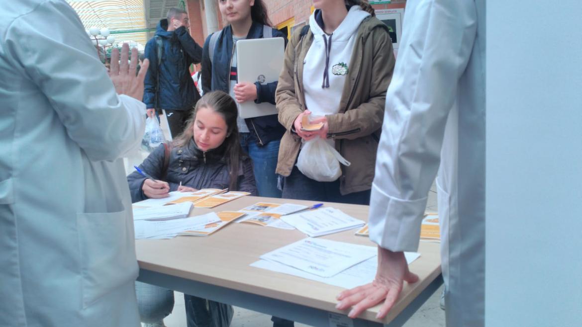 Alumnos del Campus alcalaíno se informan sobre donación de médula Alumnos de medicina de la UAH en el punto de información sobre donación de médula