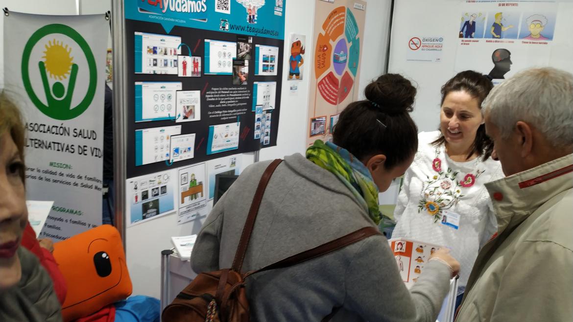 El Hospital de Fuenlabrada, presente en la XIII Feria de la Salud del municipio Informando sobre Aula de Salud TEAyudamos