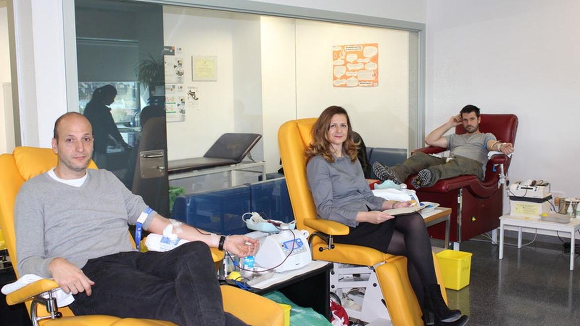 Maratón de donación de sangre en Hospital Puerta de Hierro Personas donando sangre