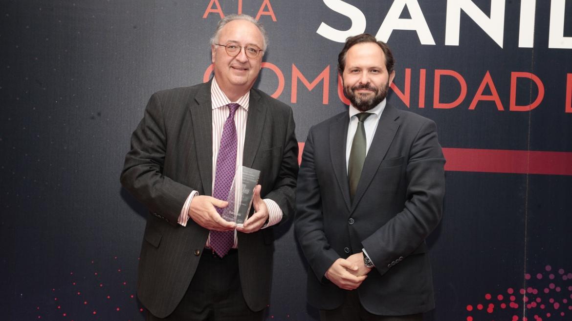 El jefe de Geriatría del Hospital de Getafe, premio “Mejor Médico de Madrid” de Redacción Médica Rodríguez Mañas recibe el premio de manos del viceconsejero de Humanización de la Asistencia