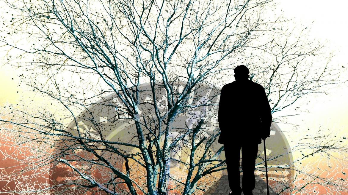 Cine Fórum de Enfermedad de Parkinson Persona mayor caminando