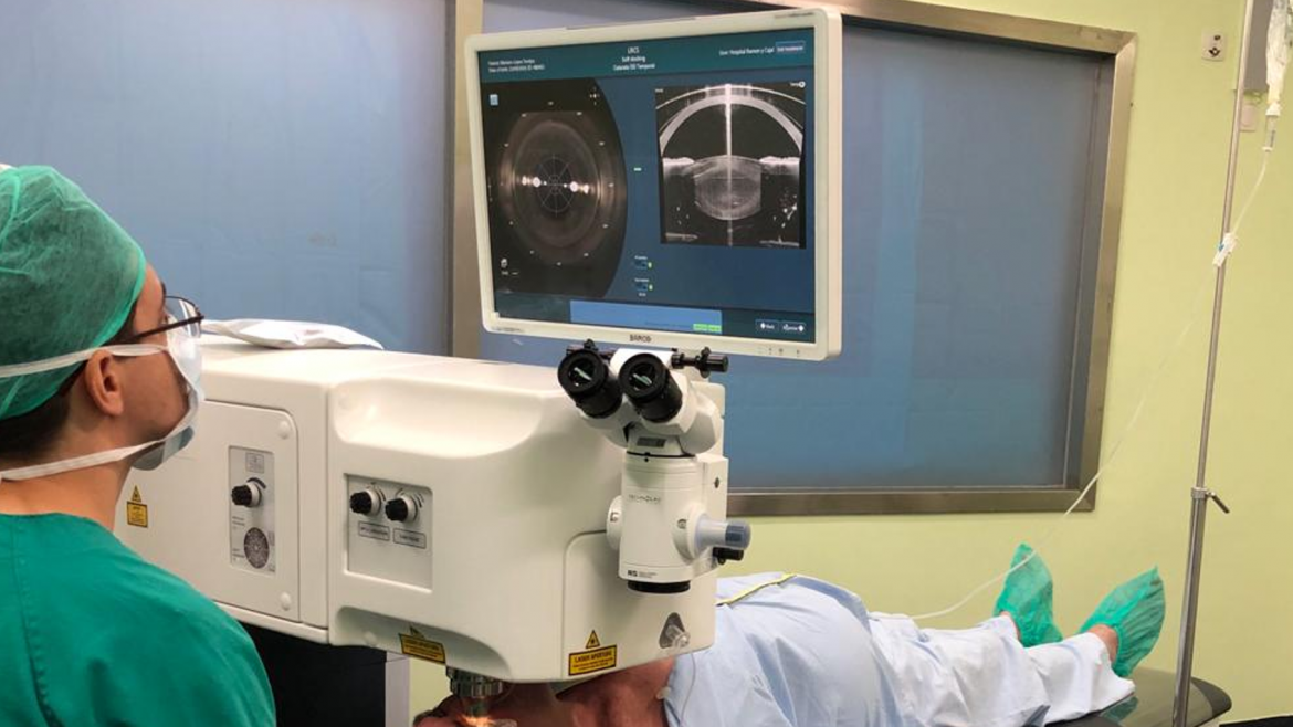 Imagen de un profesional en el Hospital Universitario Ramón y Cajal utilizando el dispositivo