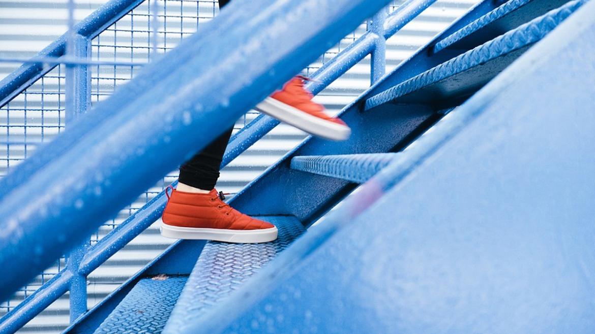 Sanidad sortea dos entradas de baloncesto entre los jóvenes que participen en el #Retosaludable de la semana Muestra los pies de una persona subiendo escaleras