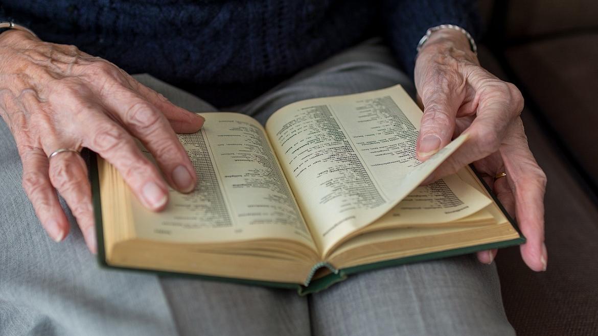 Manos de mujer mayor, libro Manos de mujer mayor, libro