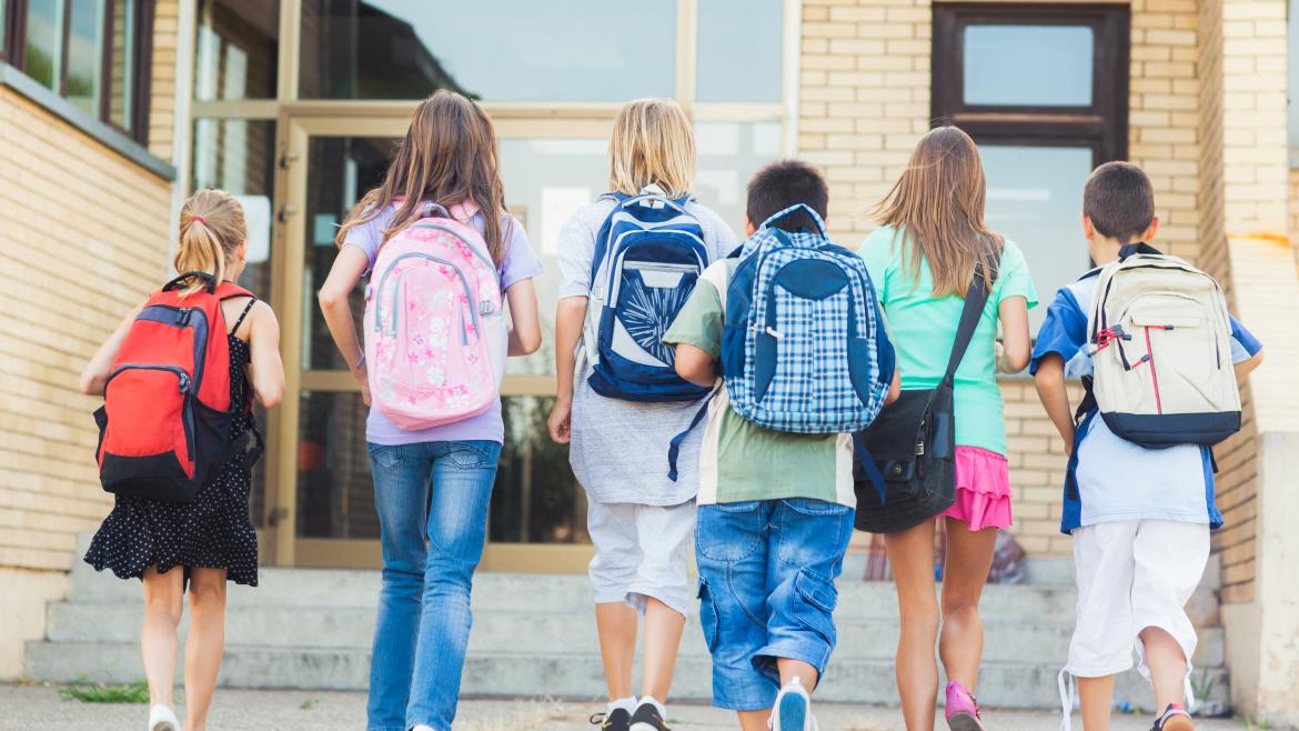 Grupo de escolares acudiendo al colegio juntos