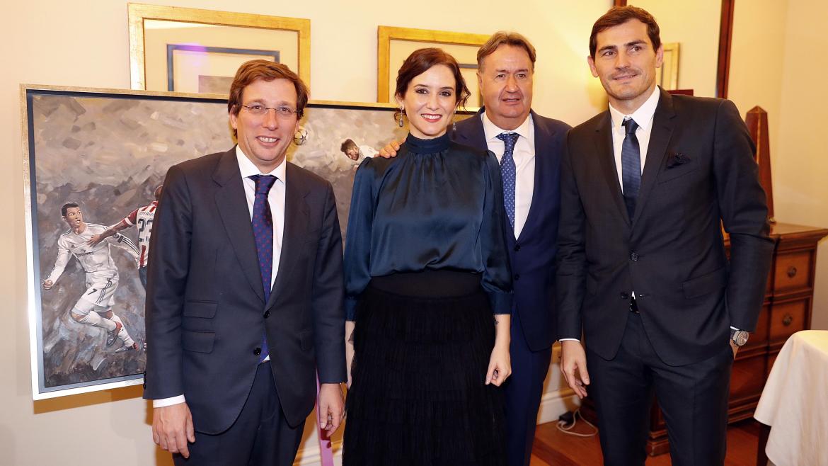 Ayuso asiste a una exposición y cena benéficas en apoyo a lucha contra el cancer Isabel Diaz Ayuso durante la cena