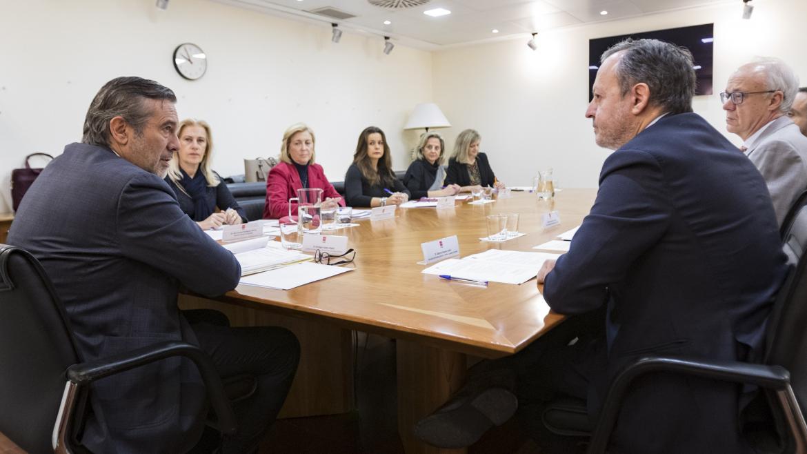 La Comunidad de Madrid convocará el Observatorio de Violencia de Género con cada asesinato machista en la región Enrique Lopez y Alberto Reyero durante la reunión