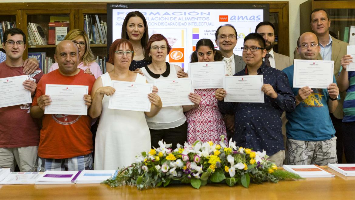 Participantes junto a la consejera Lola Moreno Participantes junto a la consejera de Política Social en funciones, Lola Moreno