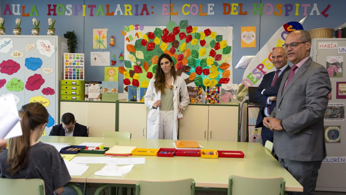 El consejero de Educación e Investigación, Rafael van Grieken, en el Hospital Universitario Puerta de Hierro de Majadahonda El consejero de Educación e Investigación, Rafael van Grieken, en el Hospital Universitario Puerta de Hierro de Majadahonda