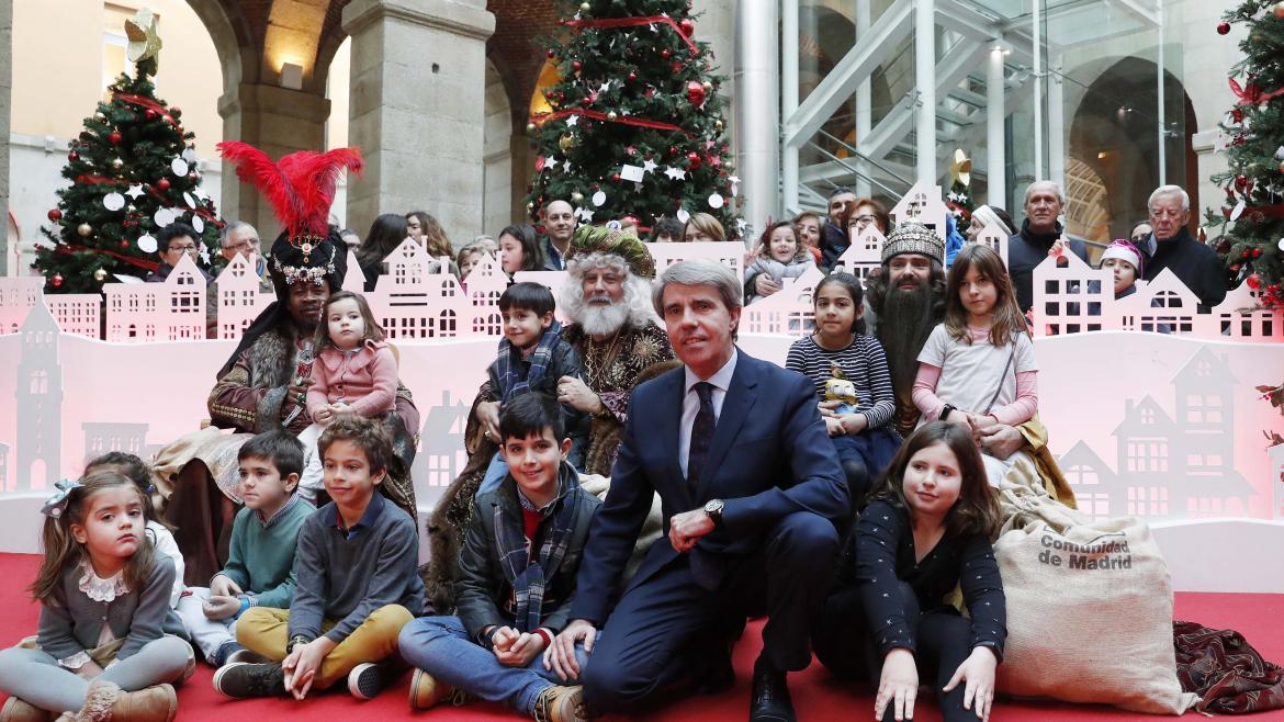 Garrido entrega a los Reyes Magos los deseos que los madrileños han dejado en la Puerta del Sol Garrido entrega a los Reyes Magos los deseos que los madrileños han dejado en la Puerta del Sol