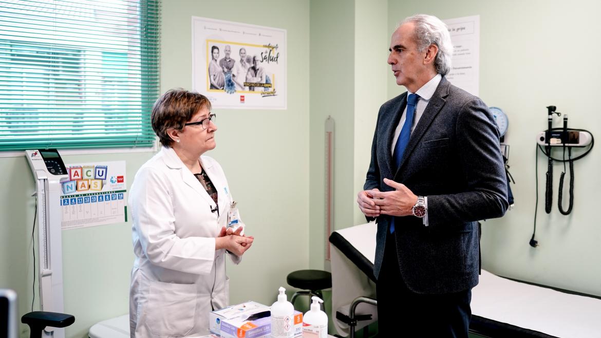 El consejero de Sanidad, Ruíz Escudero, ha acudido al Centro de Salud Almendrales