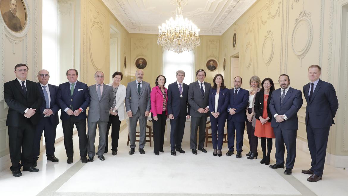 Garrido recibe la Medalla de Honor de Oro del Colegio de Procuradores de Madrid Garrido recibe la Medalla de Honor de Oro del Colegio de Procuradores de Madrid