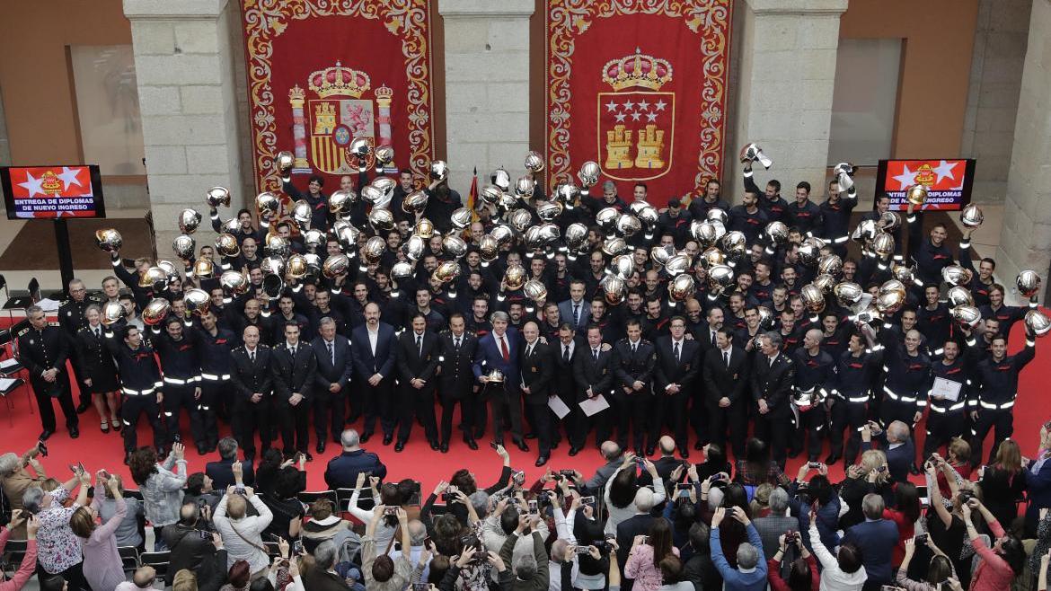 Garrido recibe a 113 nuevos bomberos, la promoción más amplia de los últimos 15 años Garrido recibe a 113 nuevos bomberos, la promoción más amplia de los últimos 15 años