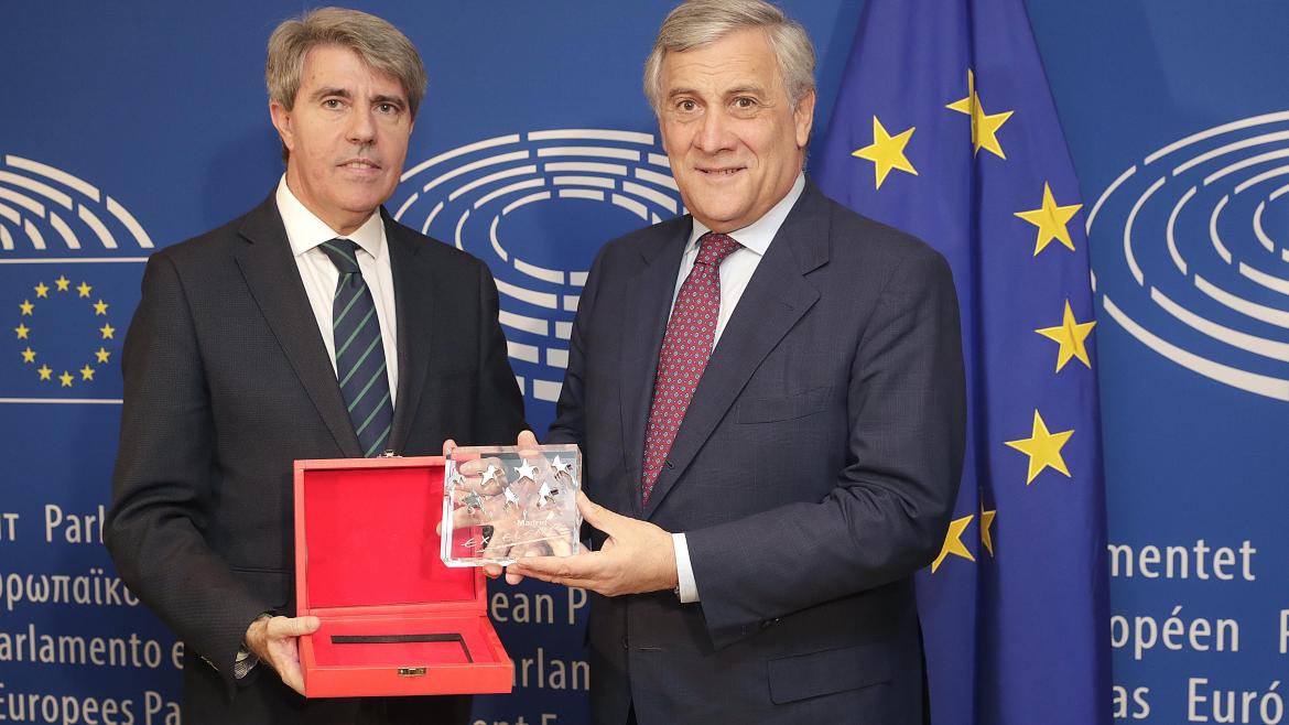 El presidente de la Comunidad se ha reunido hoy en Bruselas con el presidente del Parlamento Europeo Garrido entrega a Tajani el Premio a la Excelencia por su defensa de los valores europeos