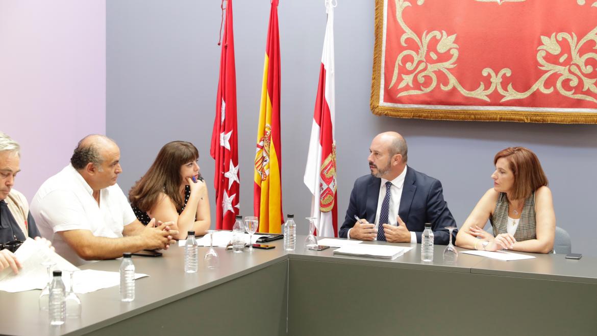 Pedro Rollán, presidente en funciones reunido con los alcaldes de Cadalso de lo Vidrios, Cenicientos y Rozas de Puerto Real