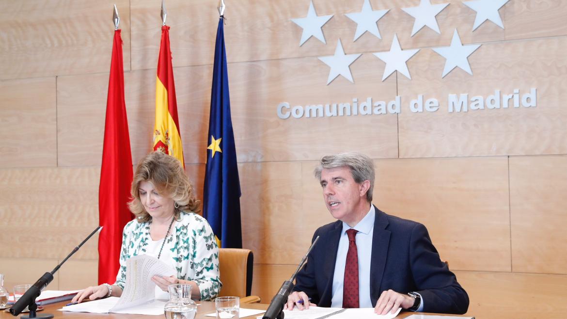 El presidente de la Comunidad de Madrid, Ángel Garrido, acompañado por la consejera de Economía, Empleo y Hacienda, Engracia Hidalgo, comparecen en rueda de prensa para dar cuenta de los acuerdos a El presidente de la Comunidad de Madrid, Ángel Garrido, acompañado por la consejera de Economía, Empleo y Hacienda, Engracia Hidalgo, comparecen en rueda de prensa para dar cuenta de los acuerdos a