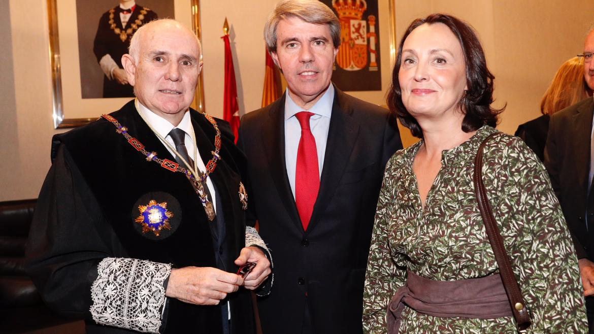Garrido junto a la consejera de Justicia y el presidente de la Audiencia Provincial de Madrid Garrido junto a la consejera de Justicia y el presidente de la Audiencia Provincial de Madrid
