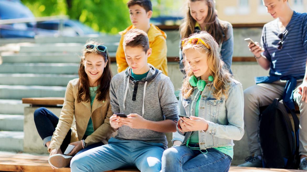 Adolescentes con el móvil Adolescentes con el móvil