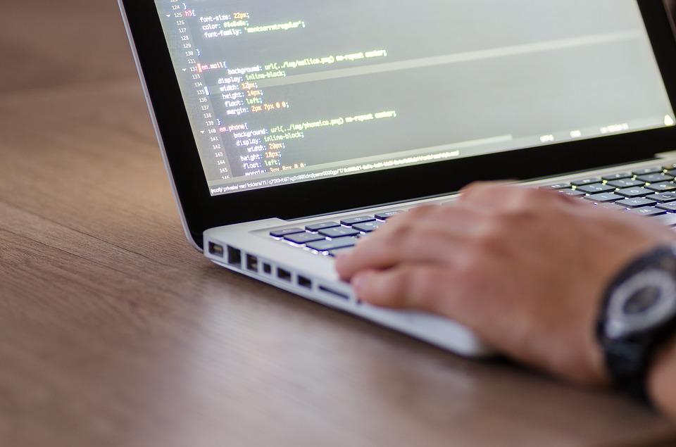 Tramitación de la solicitud Manos teclado ordenador