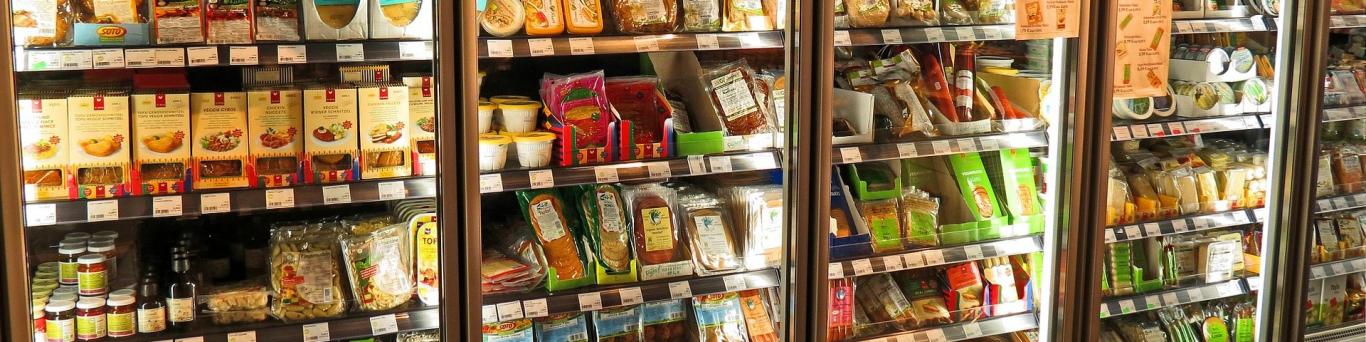 Etiquetado alimentos Lineal de un supermercado con muchos alimentos envasados