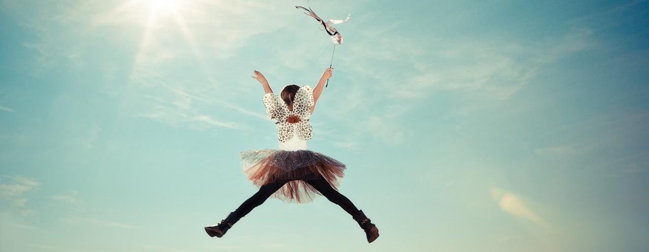 Ocio y deporte de inclusión Bailarina con paraguas saltando