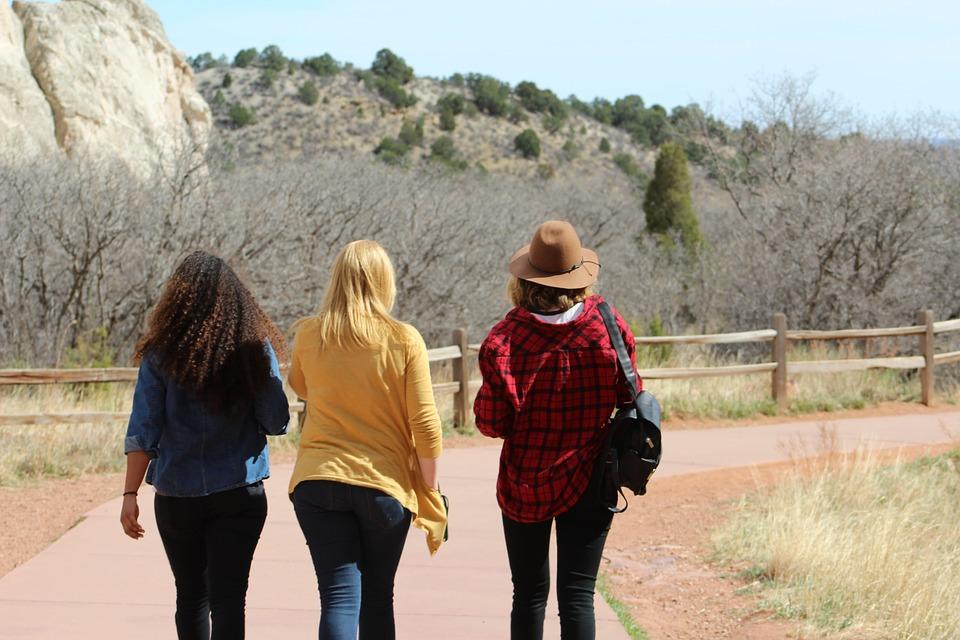 Actividad física saludable Tres mujeres de espalda caminando