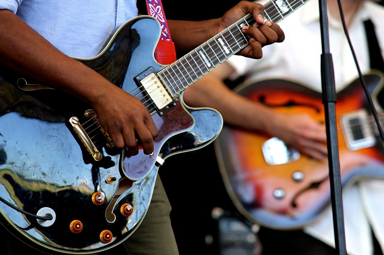 Locales ensayo música Imagen de las manos de dos personas tocando guitarras eléctricas