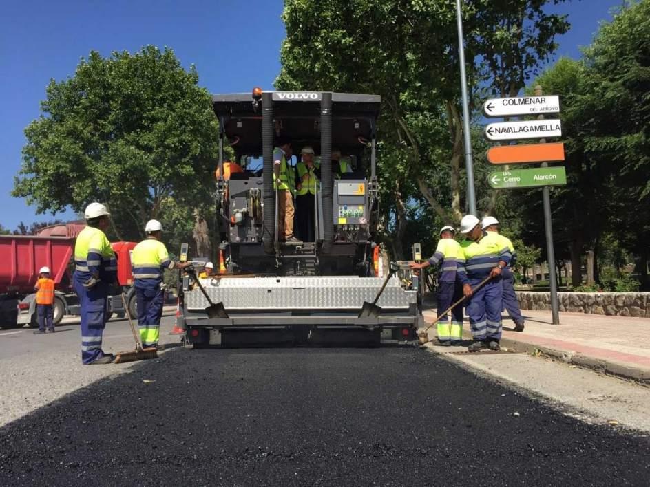 Obras de refuerzo en la M-510 obreros trabajando con maquinaria asfaltando en la M-510