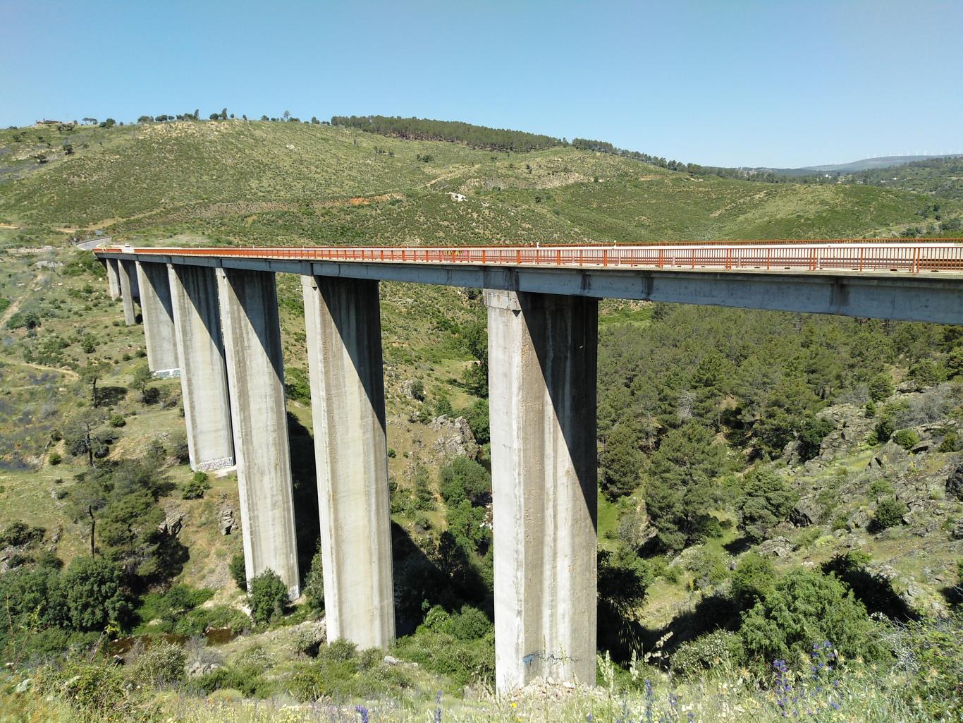 Puente sobre el río Cofio en la M-505 Puente sobre el río Cofio en la M-505