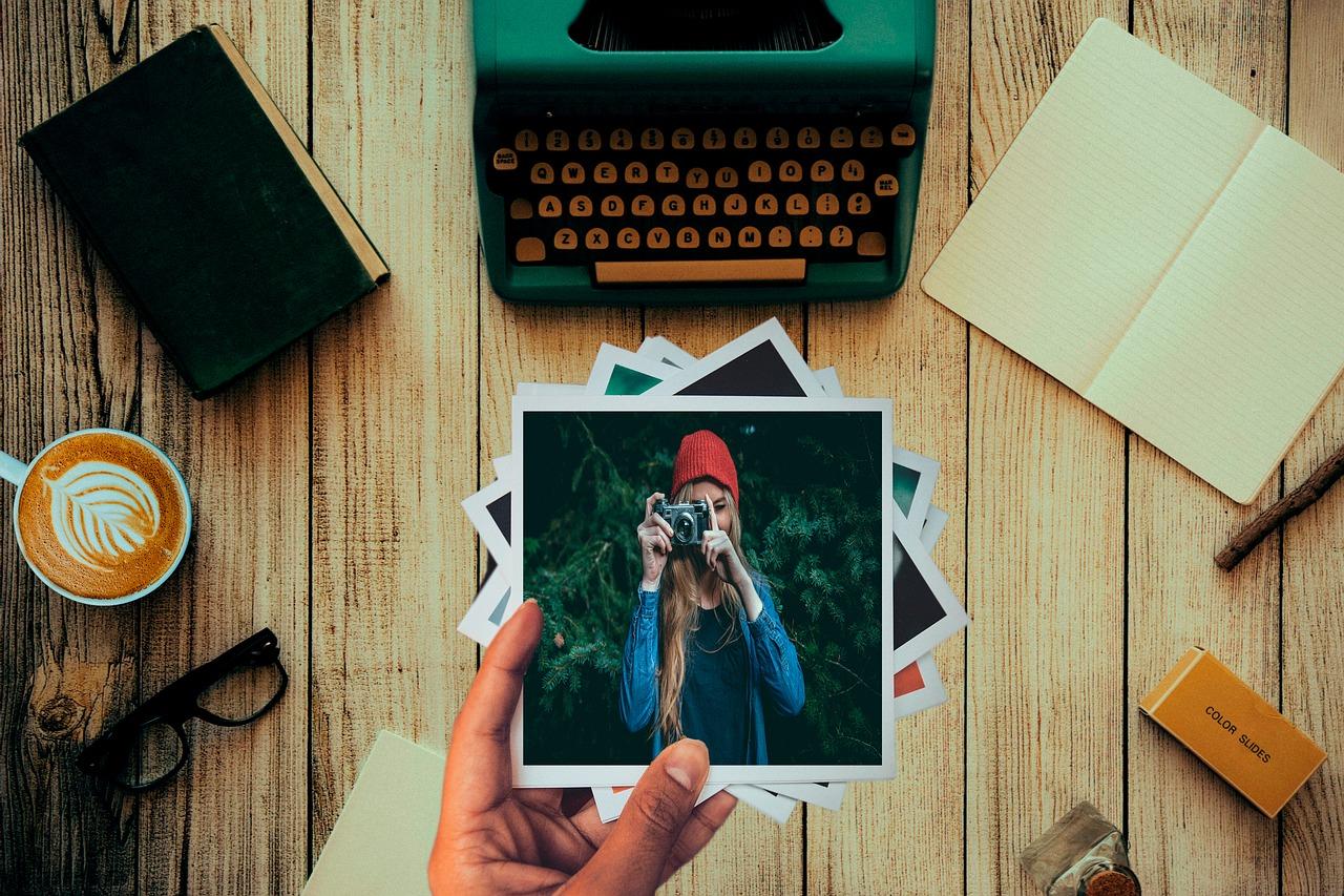 Campos de trabajo Fotografías polaroid sobre una mesa con otros objetos