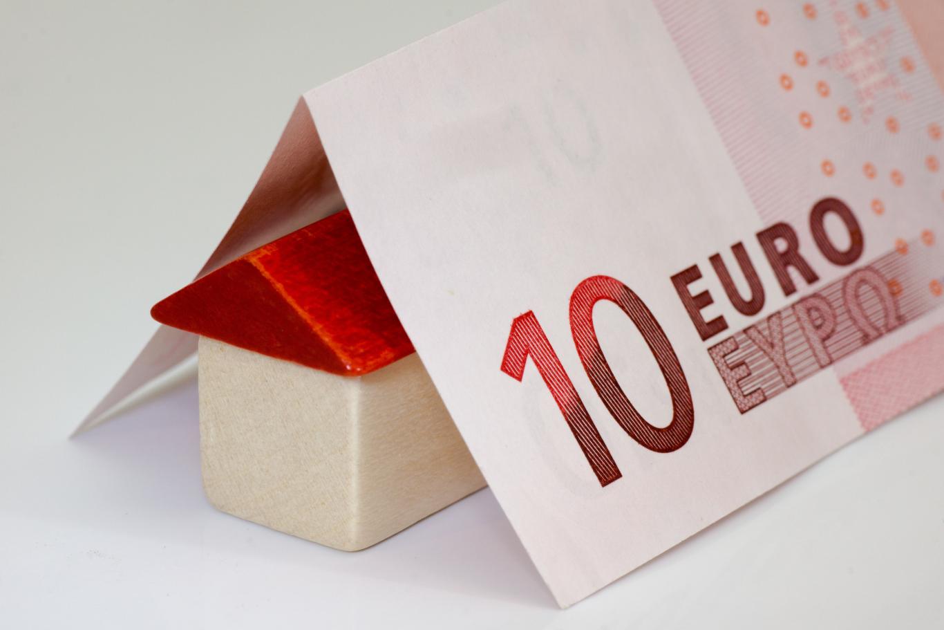 Imagen de casa de madera con billete Imagen de casa de madera con billete