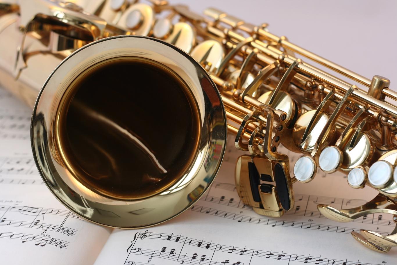 Saxofón sobre partitura Saxofón sobre partitura