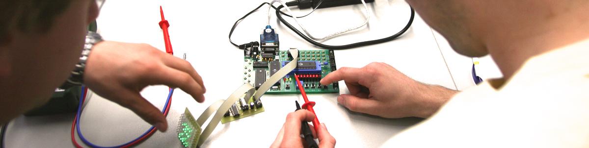 Ciclos de Formación Profesional Básica Dos personas trabajan sobre una placa electrónica