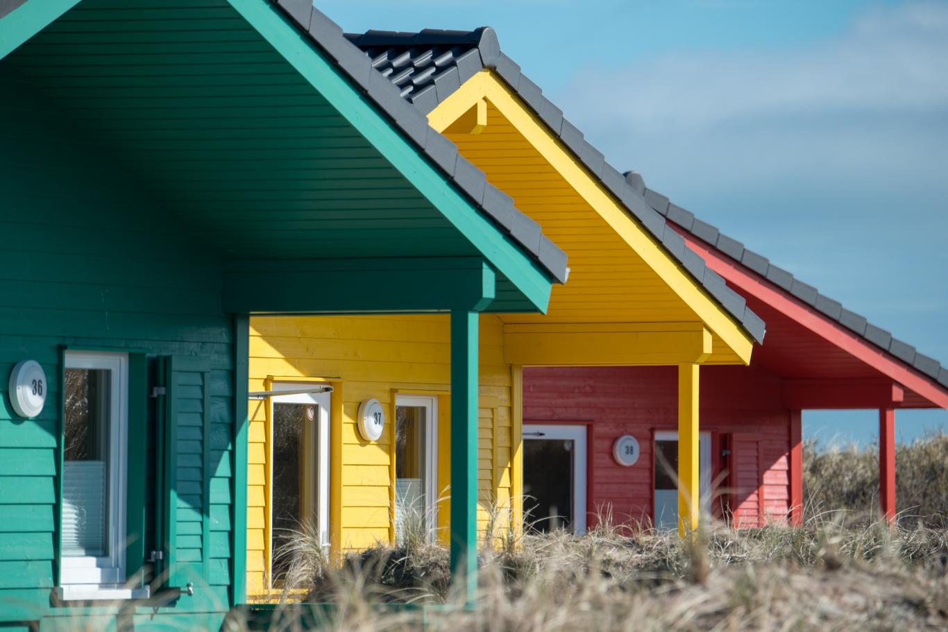 Albergues internacionales Casas de madera de colores
