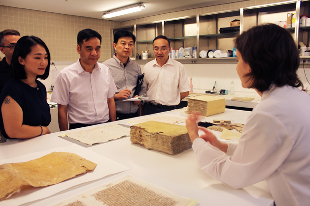 VISITA ARCHIVEROS CHINOS 047 629