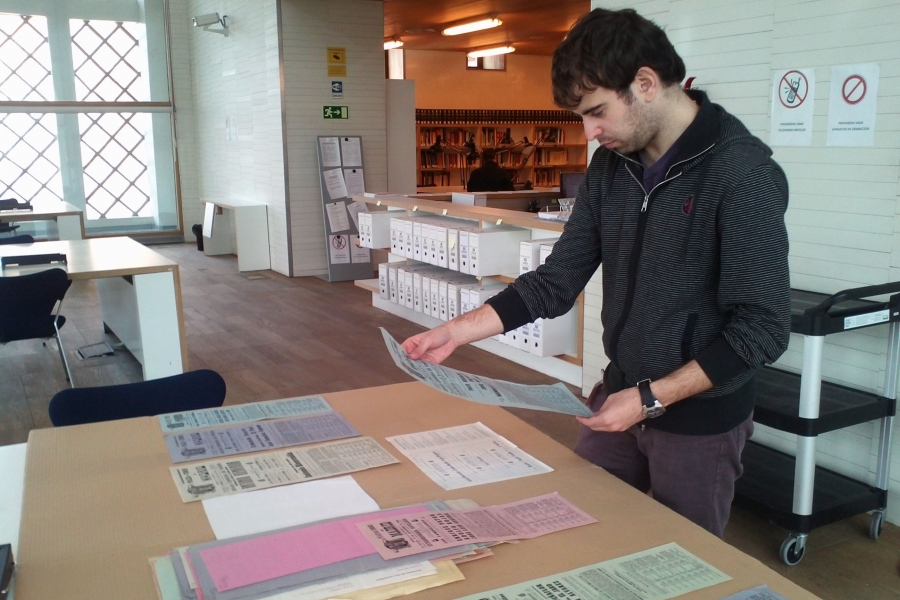 J&oacute;venes universitarios realizan pr&aacute;cticas en el Archivo Regional