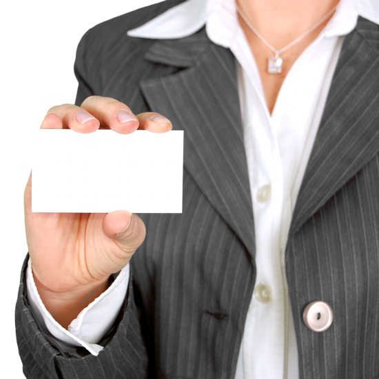 Persona enseñando tarjeta de visita