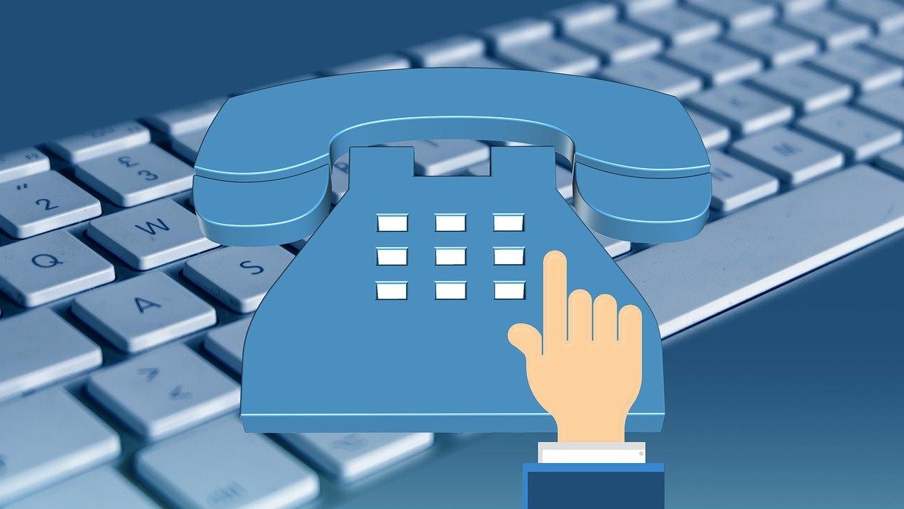 Teléfono sobre teclado ordenador