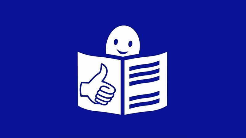 Lector sonriente sobre fondo azul