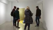 Visitas a la exposición "Circuitos" en la Sala de Arte Joven. Foto: Monsterrat de Pablo Grupo de gente joven observando una obra de arte contemporánea