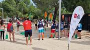 Jóvenes de pie en un parque con las palas de piragüas