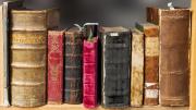 Libros antiguos en estantería