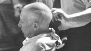Retrato de Picasso en una silla de barbero, de perfil