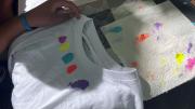 pintando_camisetas_blancas_con_pintura_de_dedos