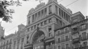 Banco Mercantil e Industrial en la calle Alcalá 31, hacia 1960. Foto Nicolás Müller. ARCM. Foto en blanco y negro de una fachada de un edificio antigo