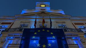 Fachada de la Real Casa de Correos iluminada por el Día de Europa