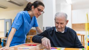 La Comunidad de Madrid impartirá talleres de formación para profesionales y familiares de personas con Alzheimer en junio Señor jugando a un juego de mesa