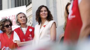 Díaz Ayuso agradece la labor social de Cáritas Diocesana en el Día de la Caridad La presidenta Isabel Díaz Ayuso en una mesa informativa de Cáritas Diocesana